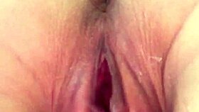 i cant stop masturbaing my wet pussy, its so horny and squirting
