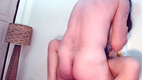 พ่อเลี้ยงสาวเอเชียทำลายตูดลูกสาวเพื่อนด้วยเย็ดตูดหนักและแตกใน?