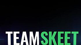 Ви трахает маленькую 18+ Кейтлин в сыром пародии на Аркан