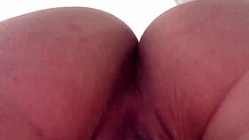 i cant stop masturbaing my wet pussy, its so horny and squirting
