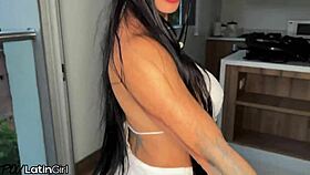 POV Latina - lepa kolumbijska MILF Silvana Lee v bazenu ti da najboljšo jebo, sesa ti kurca, ježa kavbojko, norijo z ožjo ritjo in trdnimi bradavičkami