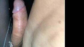 ¿La novia toma polla en el glory hole?