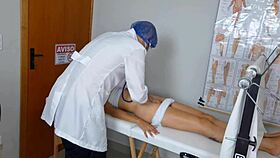 meu ginecologista deu umas dedadas no meu cu e me fudeu