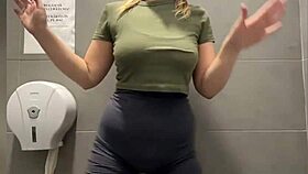 Extreme squirt on cam 😍