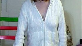 beauty feels intense orgasm from fuck machine