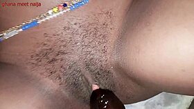 Morena ghanesa de bunda cebola fode garrafa de malte com tesão