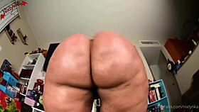 Nixlynka, sexy thicc Latina goth, poses solo in close up!