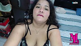 Le mamo la verga a mi padrastro y se corre en mis tetas cuando mama no está.