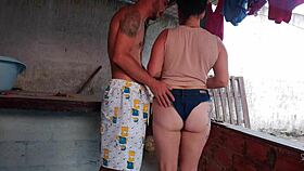 a empregada veio com um short jeans curto e justo para me provocar