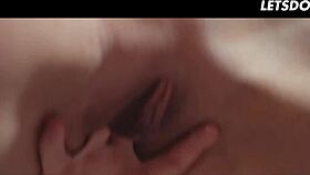 Sexede chicks Jia Lissa & Violetta seducerer og fucker hinanden - en pige ved