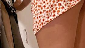 nos quedamos solos en casa y me aprovecho de mi cuñada mientras mira tik tok