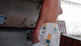 a empregada veio com um short jeans curto e justo para me provocar