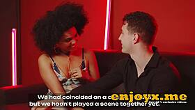 Selva, brunette panas, bagi blowjob di dapur sambil ditembusi, nikmat setiap saat intens.