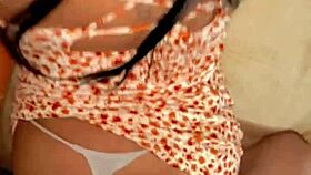 nos quedamos solos en casa y me aprovecho de mi cuñada mientras mira tik tok