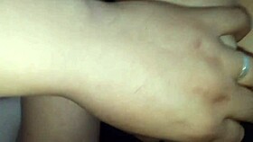 mi mamita me encuentra viendo porno y me hace terrible pajota con buena deslechada