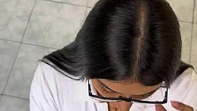 asesora inmobiliaria novata acepta follar con su cliente en la casa para hacer su primera venta