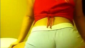 Blonde Amateur Shaking Her Big Ass On Webcam