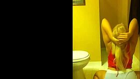 Blonde Amateur Shaking Her Big Ass On Webcam