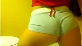 Blonde Amateur Shaking Her Big Ass On Webcam