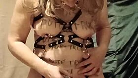 Esclave F autoséance harnais tags pute uro et magicwand