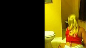 Blonde Amateur Shaking Her Big Ass On Webcam