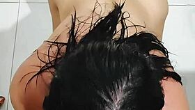 Помогаю дочери горничной с утренним молоком