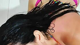 Помогаю дочери горничной с утренним молоком