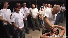 Imádom lovagolni az öreg érett nőket