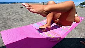 beach bombshell strips and shakes ass nude 😘