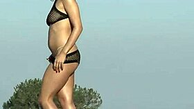 Ta kapající mokrá píča šukaná velkým černým kokotem!