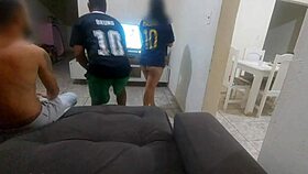 Fiz Sexo com Amigo do Meu Marido por Causa de Uma Aposta, Fiquei com Tesão e Acabei Fazendo DP com os Dois