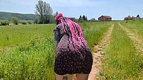 me follo a una desconocida en el campo