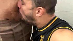 Que ruivo gostoso descarregou na boca no banheiro