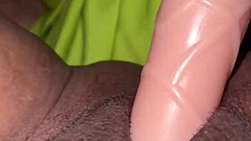 Me masturbo con consolador que me regaló mi amigo