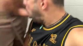 Que ruivo gostoso descarregou na boca no banheiro