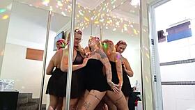 Tia E Sobrinha Famosa Na Net Dançando E Se Esfregando Muito Gostosas Loiras Rabudas