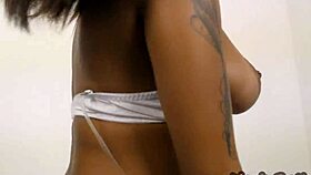 Novinha gostosa pediu pra foder com for�a sua bucetinha e liberou o rabo grande - tiffany