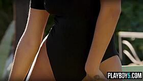 Latina milf curvilínea tem corpo incrível e adora exibir