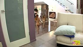 สาวผอมๆ เลียหีกันริมสระ