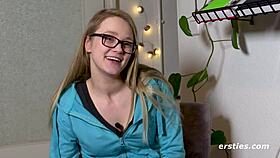 Holly sa odváži masturbovať v chodbe ako exhibicionistka