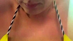 treinando de biquini fio dental na academia de frente a praia