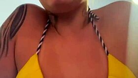 treinando de biquini fio dental na academia de frente a praia