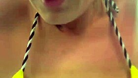 treinando de biquini fio dental na academia de frente a praia