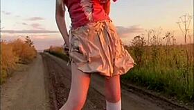 Elza kom performs a sexy dance as curvy latina