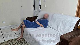 pegadinha com minha esposa de olhos vendados, deixei meu amigo foder ela