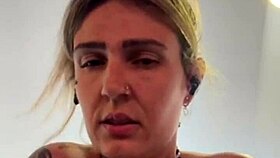 treinando de biquini fio dental na academia de frente a praia