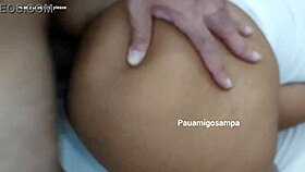 a rabuda disse que n�o podia dar porque tava menstruada enfiei o absorvente na sua buceta e meu pau no seu cu