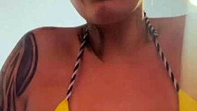 treinando de biquini fio dental na academia de frente a praia