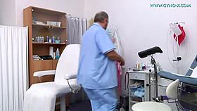 bella morgan přijela do nemocnice na gynekologické vyšetření