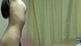 天然ボインガールが日本アパートで全裸フィットネス